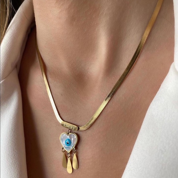 Evil eye accessories brand new . Buy 2 for 50$ and I ll do free shipping. - Picture 2 of 5